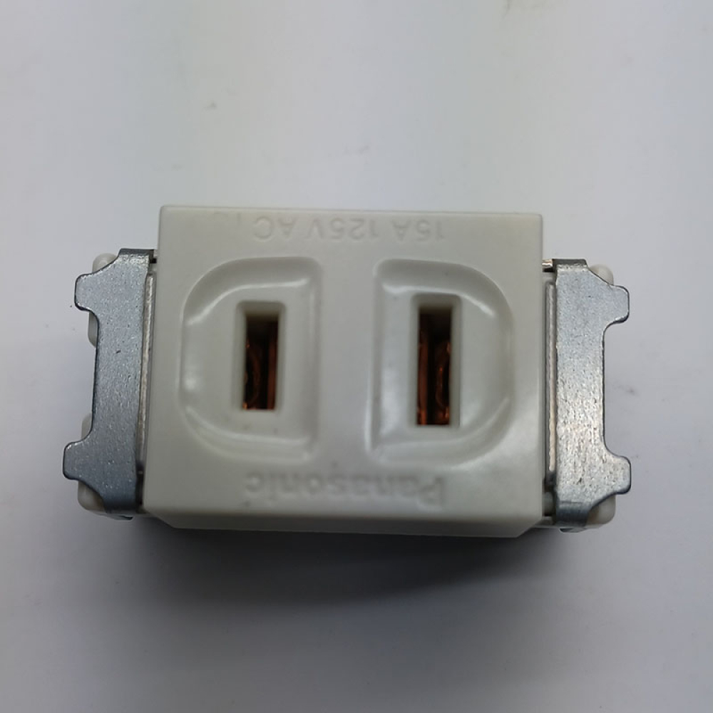 WNF1001 國際牌埋入式AC插座15A